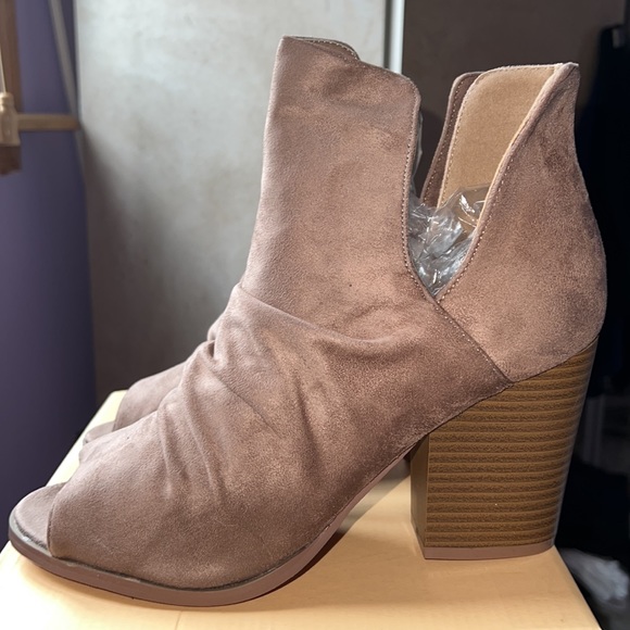 🆕 Taupe Peep Toe Booties - Picture 2 of 9